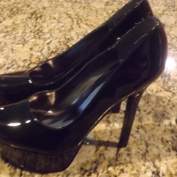 Carlos Santana Black High Heel Shoes - Picture 2 of 4